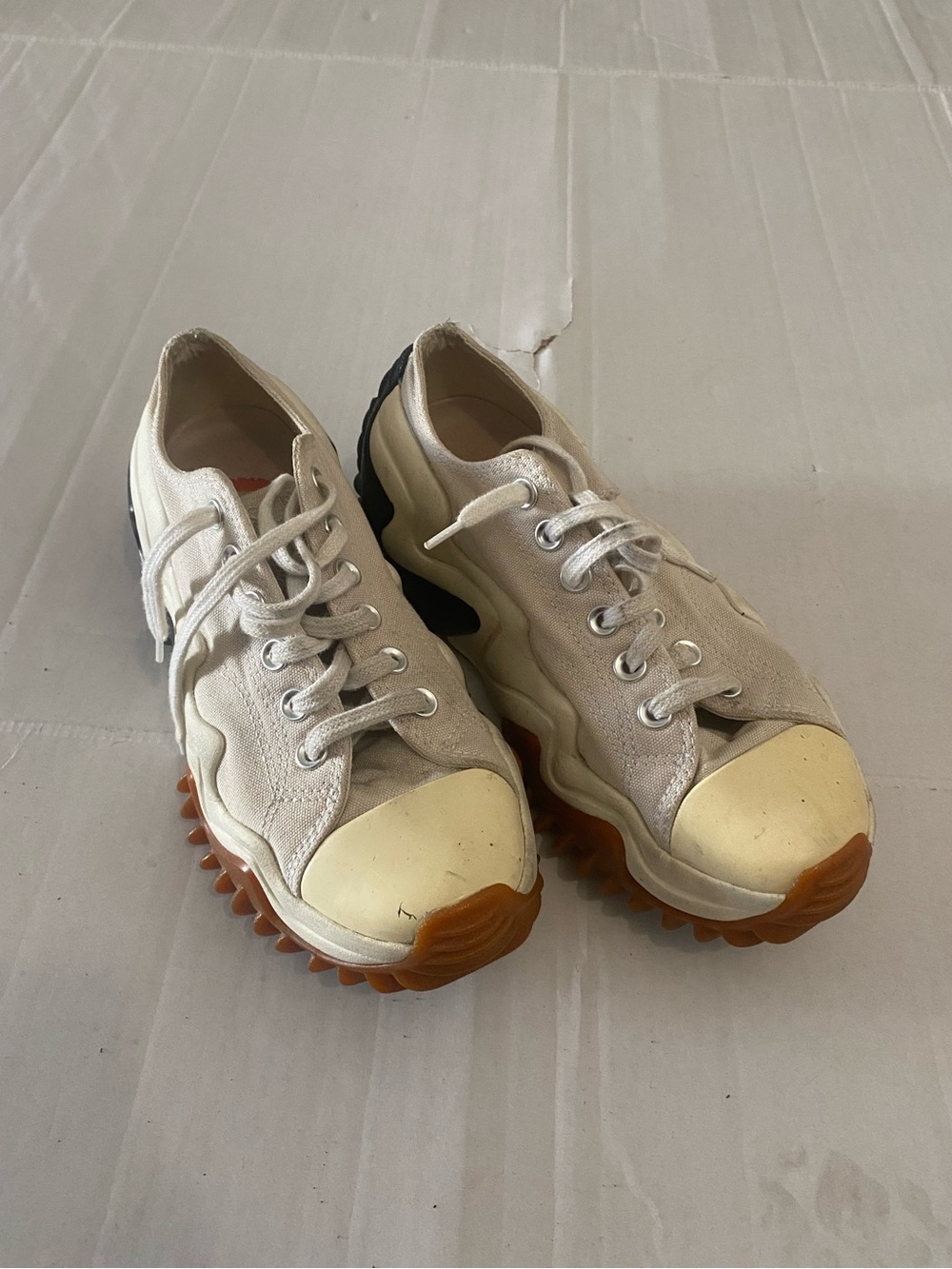 Converse Canvas Platform Lace-Up Sneakers in Cream and Gum Size 7.5